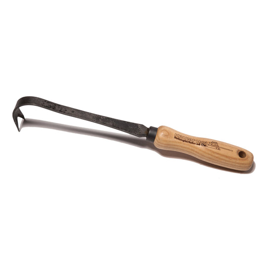 Der Krumpholz Bio-Fugenkratzer 2-zinkig von Krumpholz verfügt über eine gebogene Metallspitze und einen glatten Holzgriff, ideal zum Reinigen von Pferdehufen von Ablagerungen.