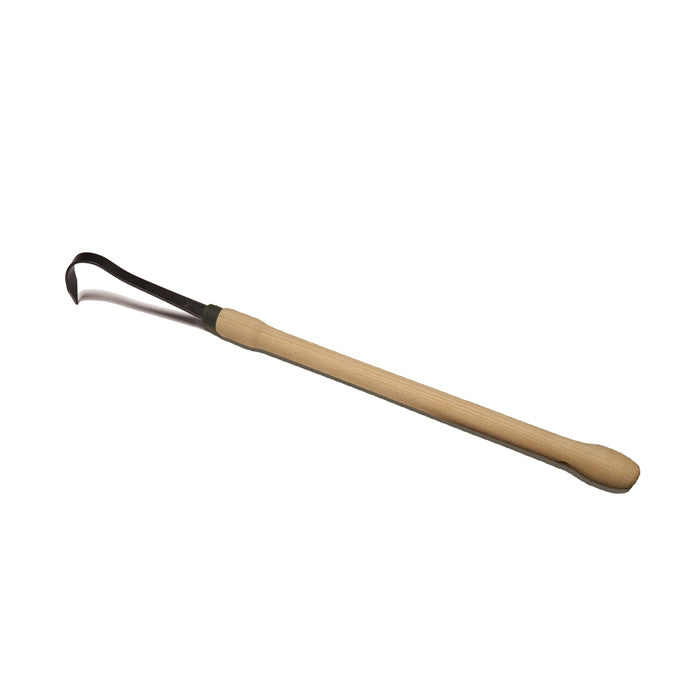 Der Krumpholz Bio-Sauzahn ø8/48cm ist ein langstieliges Gartengerät von Krumpholz mit einem Holzgriff und einer gebogenen, geschmiedeten Metallklinge, die isoliert auf weißem Hintergrund dargestellt ist.