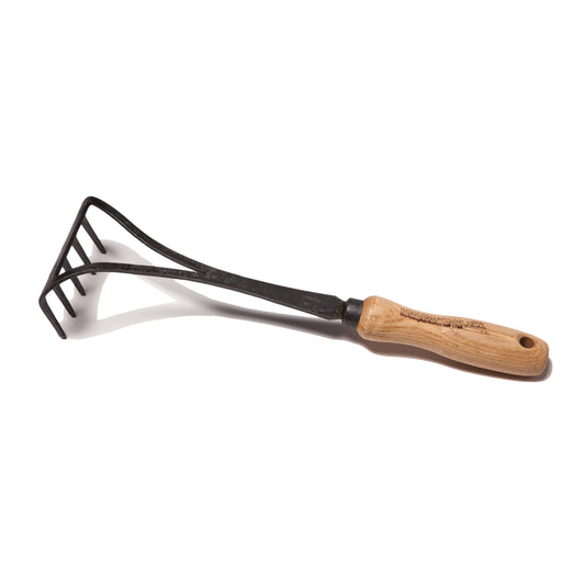 Der Krumpholz Bio-Handrechen von Krumpholz ist ein stabiler Handrechen aus Metall mit breitem Zickzack-Kopf und ergonomischem Eschenholzgriff, abgebildet auf weißem Hintergrund.