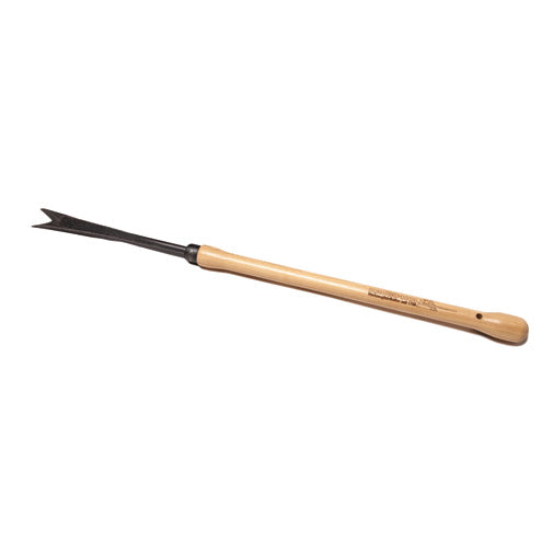 Der Krumpholz Unkrautstecher mit Eschen-Knopf-Stiel von Krumpholz verfügt über einen langen Eschenholzstiel und eine handgeschmiedete Gabelspitze aus schwedischem Stahl, mit der sich mühelos Unkraut aus dem Boden entfernen lässt.