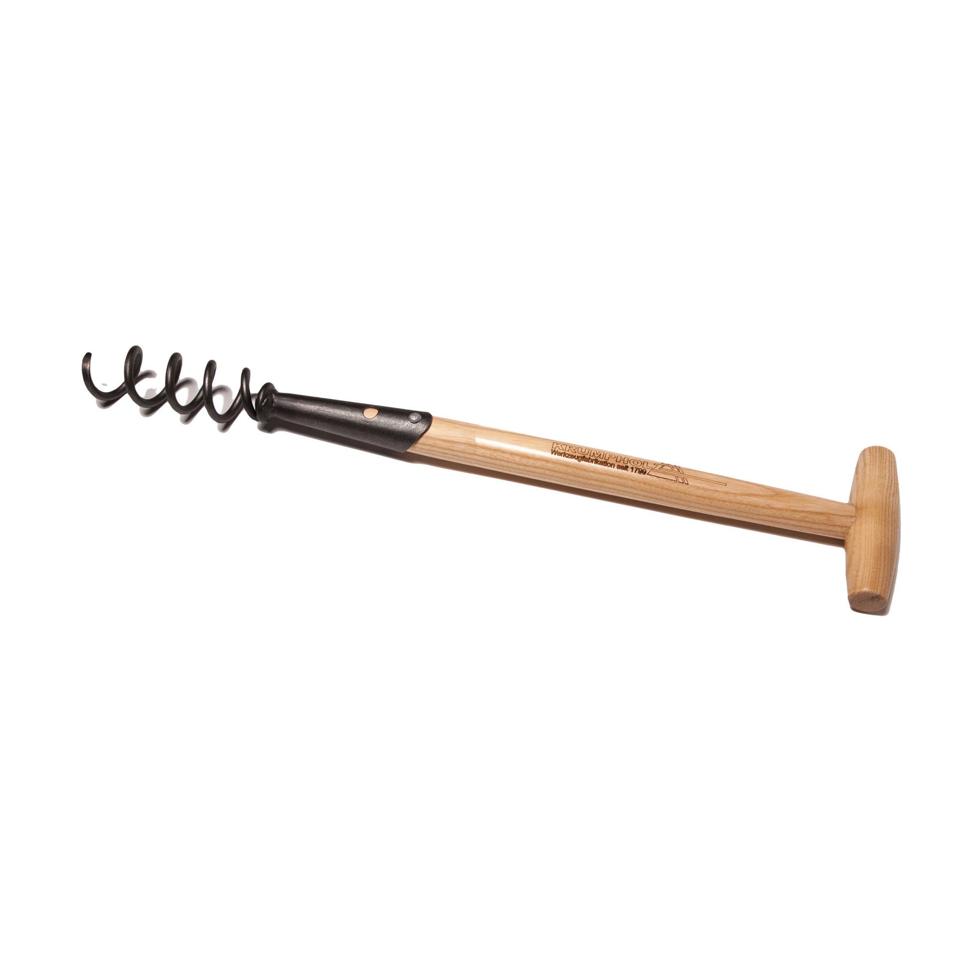 Der Krumpholz Löwenzahnzieher mit kurzem Eschenstiel 40 cm 1311 verfügt über eine Metallspiralschnecke und einen Holzgriff mit T-Griff, ideal für den manuellen Gebrauch, isoliert auf weißem Hintergrund dargestellt.