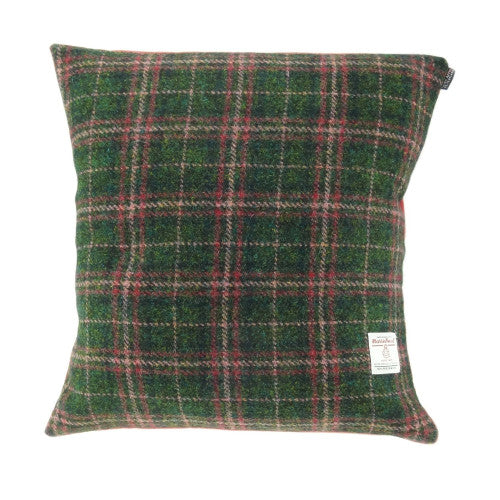 Glen Appin | Handgewebte quadratische Kissenhülle in Dark Green & Plum Check-aus Naturmaterialien gefertigt, mit kleinem weißem Etikett unten rechts und schwarzem Label oben rechts.