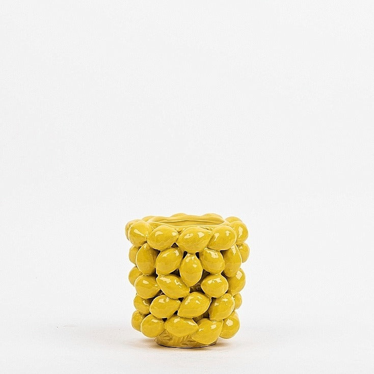 Die schlanke Vase Des Pots Blumentopf schmal mit Zitronen in leuchtendem Gelb (H 16 Ø 18 cm) hat eine strukturierte, holprige Oberfläche und wird vor einem schlichten weißen Hintergrund gezeigt.