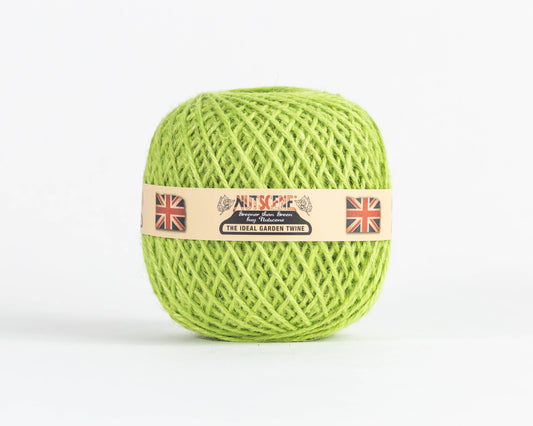 Ein Knäuel „Nutscene | Heritage Jutegarn“ in der Farbe „Lime“ (130 m) von Nutscene Twines Ltd, mit einem beigen Etikett, auf dem zwei Union-Jack-Flaggen und ein Text zu sehen sind. Die biologisch abbaubare Schnur ist fest aufgewickelt und wird vor einem weißen Hintergrund präsentiert.