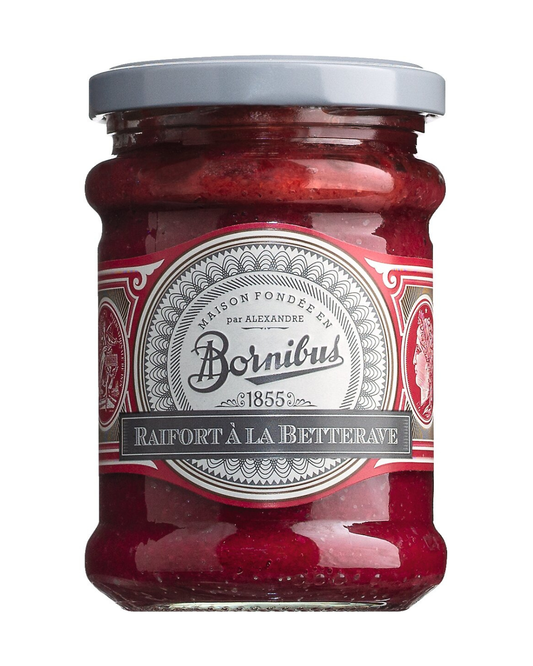 Ein 250-g-Glas mit Bornibus Meerrettich mit Roter Bete, einer veganen Spezialität, hat einen tiefroten Inhalt und ein rot-silbernes Schmucketikett mit französischem Text, das mit einem silbernen Deckel verschlossen ist.