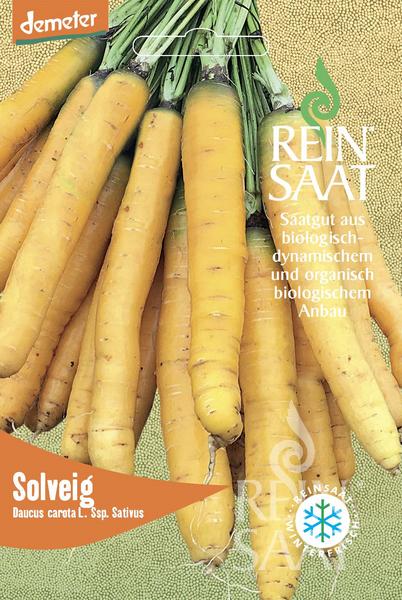 Ein Bündel langer, gelber 'Solveig'-Möhren mit grünen Köpfen. Auf der Reinsaat-Verpackung steht ein deutscher Text, der für ökologische und biologisch-dynamische Möhrensamen wirbt, und die Logos von Demeter und ReinSaat. Produkt: Reinsaat | Karotte 'Solveig'. Marke: Reinsaat.