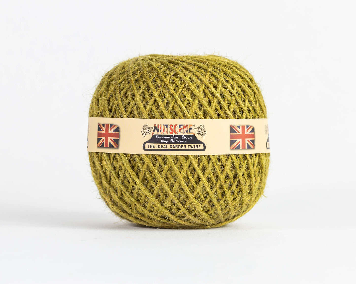 Ein Knäuel olivfarbener „Nutscene Heritage Jutegarn“-Schnur (130 m) von Nutscene Twines Ltd mit einem Papieretikett, auf dem der Markenname und zwei britische Flaggen abgebildet sind; die Aufschrift lautet „The Ideal Garden Twine (Gartenschnur)“ und ist vor einem schlichten weißen Hintergrund zu sehen.