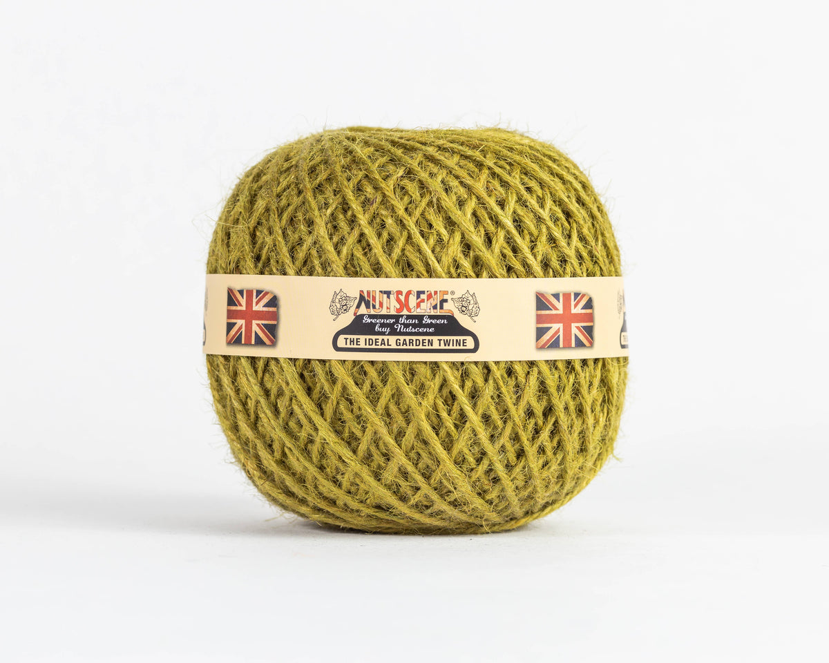 Ein Knäuel olivfarbener „Nutscene Heritage Jutegarn“-Schnur (130 m) von Nutscene Twines Ltd mit einem Papieretikett, auf dem der Markenname und zwei britische Flaggen abgebildet sind; die Aufschrift lautet „The Ideal Garden Twine (Gartenschnur)“ und ist vor einem schlichten weißen Hintergrund zu sehen.