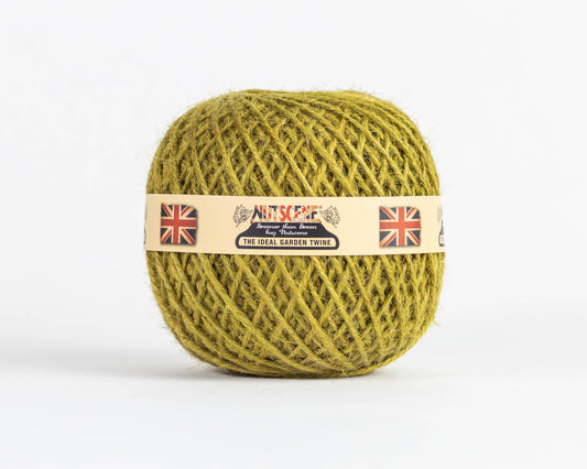 Ein Knäuel olivfarbener „Nutscene Heritage Jutegarn“-Schnur (130 m) von Nutscene Twines Ltd mit einem Papieretikett, auf dem der Markenname und zwei britische Flaggen abgebildet sind; die Aufschrift lautet „The Ideal Garden Twine (Gartenschnur)“ und ist vor einem schlichten weißen Hintergrund zu sehen.