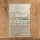 Eine 350 g-Packung Sperli's | Bodenkur 'Phacelia' Gründünger steht aufrecht auf Holz, mit deutscher Aussaat-/Pflegeanleitung, hilfreichen Piktogrammen und einem Kalender zur optimalen Verwendung als Gründüngung zur Bodenverbesserung.