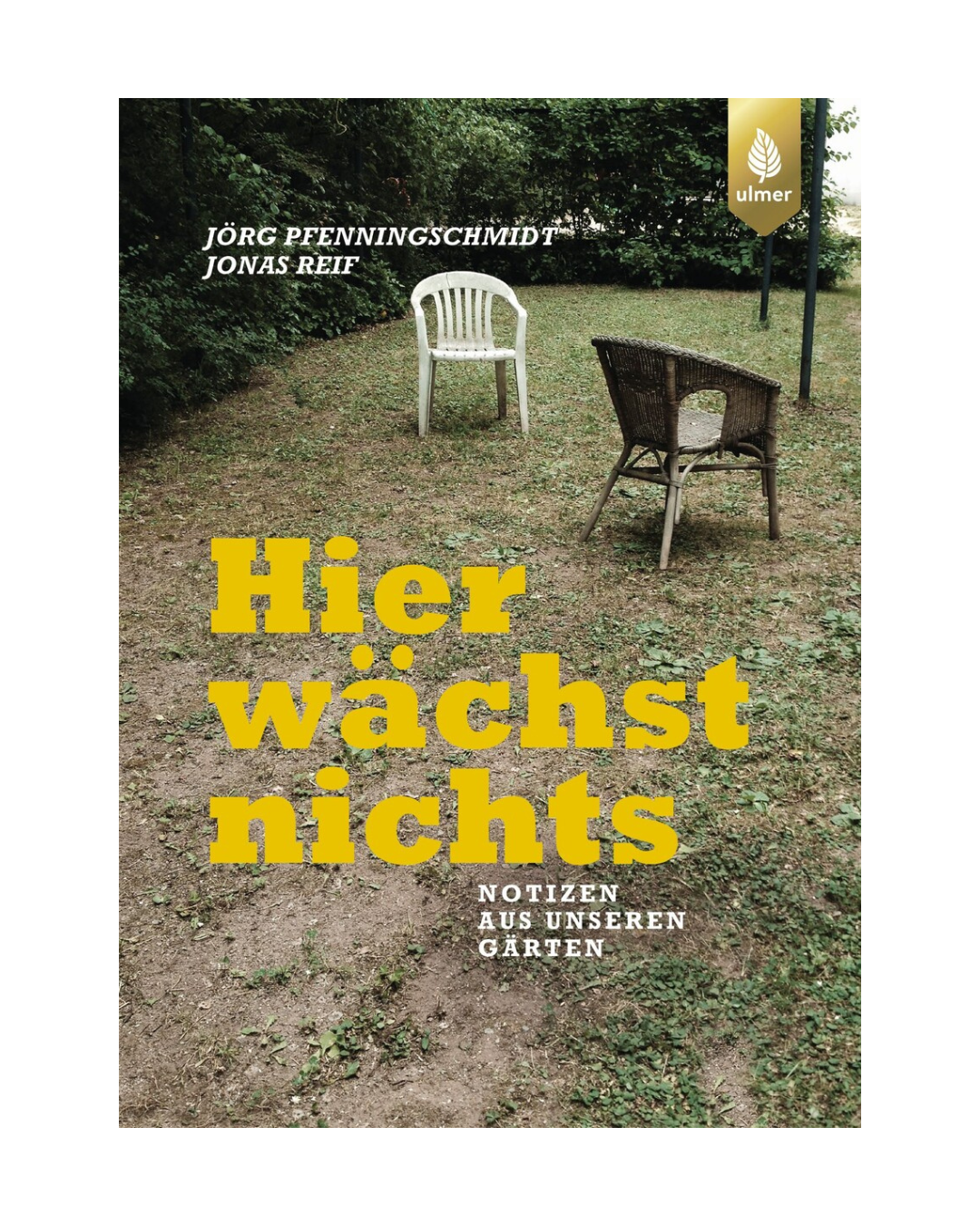 Ein grasbewachsener Garten mit einer weißen Plastik und einem braunen Korbsessel stehen sich gegenüber. Das Cover von "Hier wächst nichts | Notizen aus unseren Gärten" vom Ulmer Verlag zeigt deutschen Text, Autorennamen und das Verlagslogo.