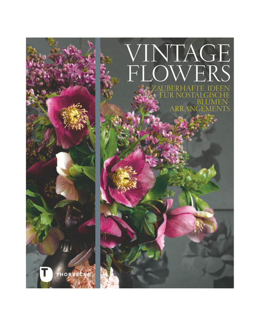 Buchcover von "Vintage Flowers | Zauberhafte Ideen für nostalgische Blumenarrangements" aus dem Thorbecke Verlag, mit üppigen rosa, lila und weißen Blumen im Vintage-Stil - ideal für Fans kreativer Floristik und klassischer Blumenkunst.