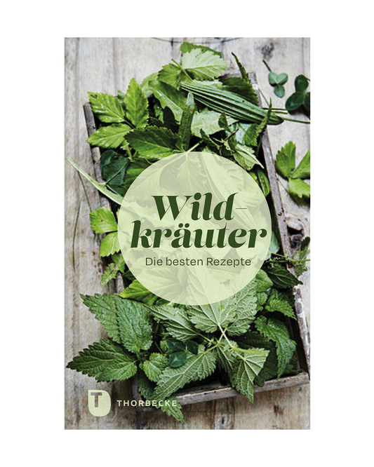 Ein rustikales Holztablett mit verschiedenen frischen Wildkräutern steht auf hellem Holz. Der Text lautet: Wildkräuter | Die besten Rezepte. Das Logo des Thorbecke Verlags erscheint unten links.