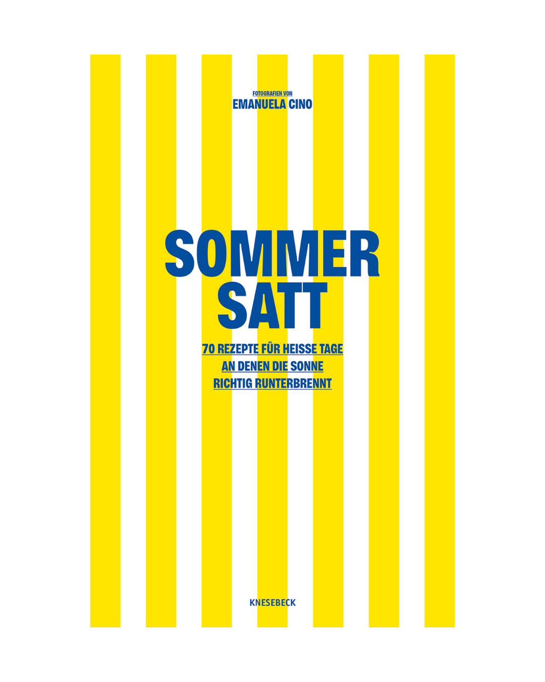 Der Einband zeigt abwechselnd gelbe und weiße vertikale Streifen. Fett gedruckter blauer Titel in der Mitte: Sommer satt | 70 Rezepte für heiße Tage, an denen die Sonne richtig runterbrennt. Marke: Brandstätter Verlag. Autorin: Emanuela Cino.
