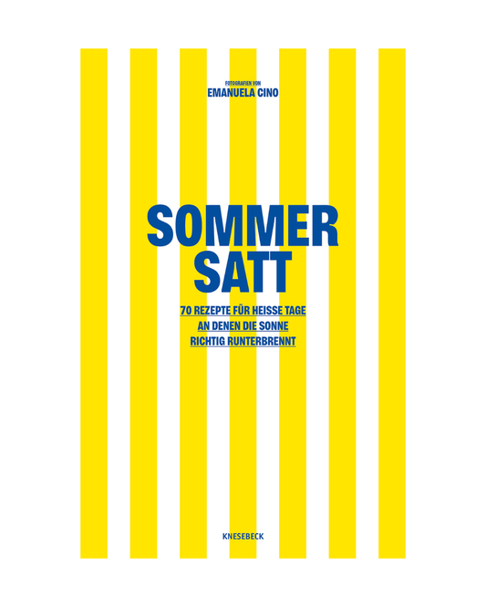 Der Einband zeigt abwechselnd gelbe und weiße vertikale Streifen. Fett gedruckter blauer Titel in der Mitte: Sommer satt | 70 Rezepte für heiße Tage, an denen die Sonne richtig runterbrennt. Marke: Brandstätter Verlag. Autorin: Emanuela Cino.