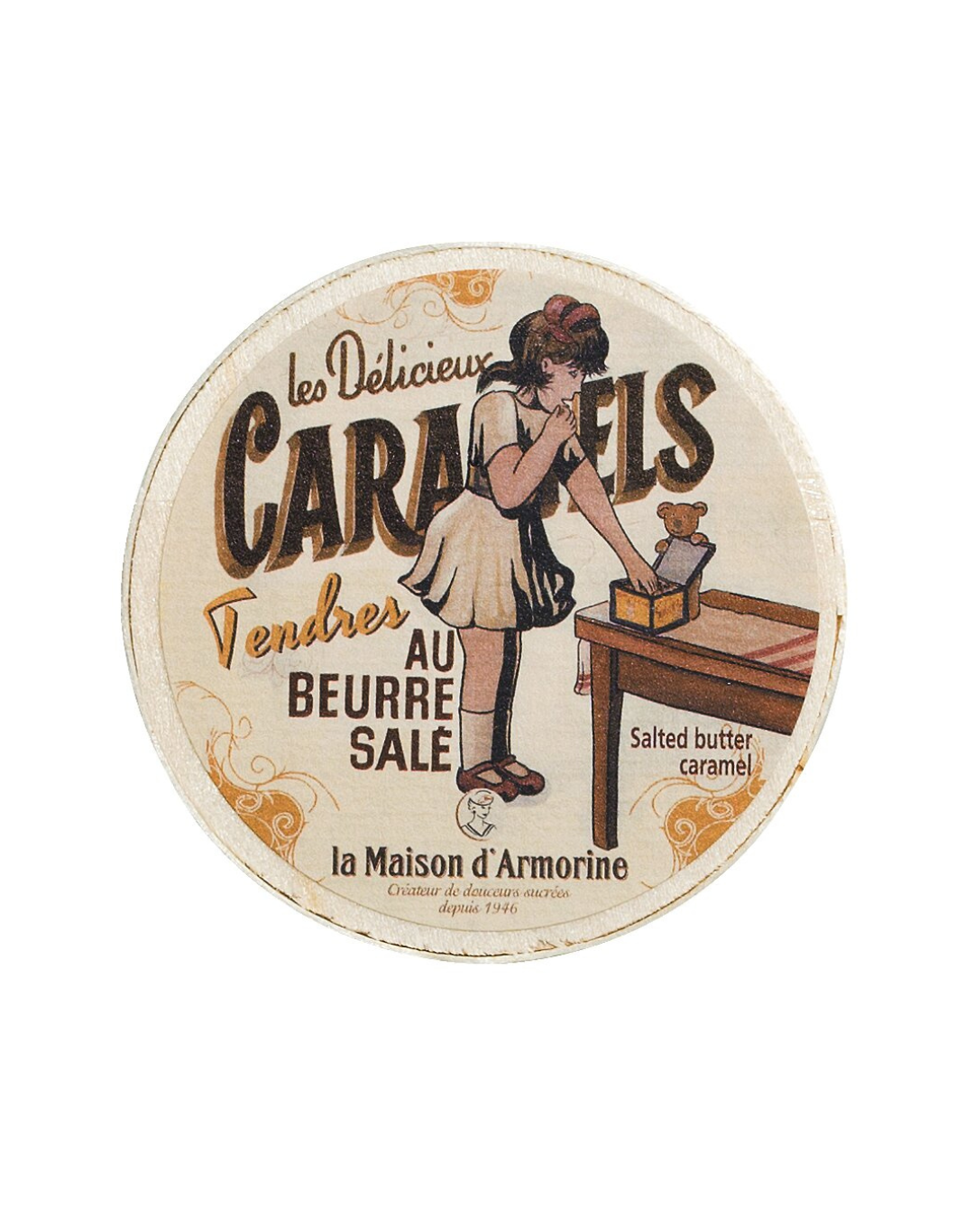 Rundes Etikett im Vintage-Stil für Viani Karamellbonbon mit gesalzener Butter 50g, das ein Mädchen in einem rosa Kleid zeigt, das auf einem Tisch nach Karamellen greift. Der französische und englische Text beschreibt die zarten gesalzenen Butterkaramellen von Viani.
