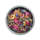 Die runde Metalldose von Viani | 'Mélange de fleurs' Blütenmischung zeigt bunte essbare Blumen und Kräuter in Rosa, Gelb, Blau und Grün - perfekt für dekorative Akzente - von oben betrachtet auf weißem Hintergrund.