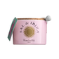Das Sal de Ibiza 'Fleur de Sel La Vie en Rose' Meersalz mit Rosenblättern (140 g) wird in einem rosafarbenen Keramiktopf mit goldenem Sonnenlogo, Korkdeckel, grünem Anhänger und weißem Löffel geliefert - eine elegante Ergänzung für jeden Tisch.