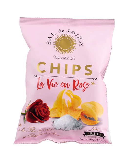 Auf der rosa Verpackung der Viani „La Vie en Rose“ Kartoffelchips mit Rosenaroma und Salz (45 g) sind eine rote Rose, Kartoffelchips, Fleur de Sel und ein Sonnenlogo abgebildet, ergänzt durch goldene, weiße und rote Schriftzüge.
