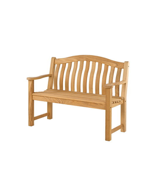 Die Gartenbank „Roble Wood Turnberry“ von Alexander Rose (129 cm) zeichnet sich durch eine geschwungene Rückenlehne mit Lattenrost, Armlehnen und ein klassisches Design im englischen Gartenstil aus und ist hier vor einem schlichten weißen Hintergrund abgebildet.
