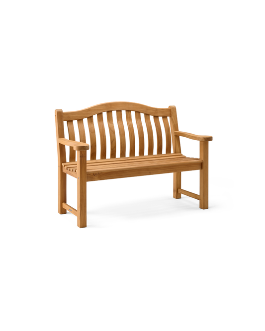 Die Gartenbank „Teak Wood Turnberry Bench“ von Alexander Rose (129 cm) verfügt über eine klassisch geschwungene Rückenlehne mit vertikalen Lamellen sowie robuste Armlehnen und Beine und wird hier vor einem schlichten weißen Hintergrund gezeigt.