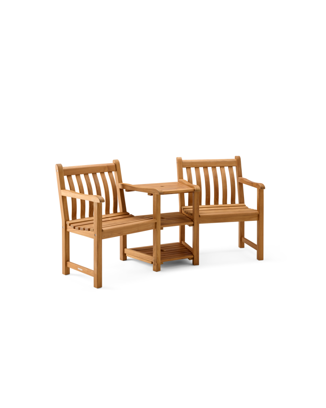 Das „Teak Broadfield Companion Set“ von Alexander Rose umfasst zwei Gartenstühle und einen Tisch mit Ablagefläche aus hochwertigem Teakholz in heller Optik – stilvolle Gartenmöbel des Markenherstellers Alexander Rose.