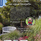 Eine üppige Gartenszene lädt "Klotzen statt kleckern | Gartengestaltung mit Katrin Iskam" vom Kosmos Verlag ein. Auf der rechten Seite zeigt ein rundes Foto einen Hund mit roter Fliege. Der deutsche Text und das Logo des Kosmos Verlags erscheinen auf dem Bild.