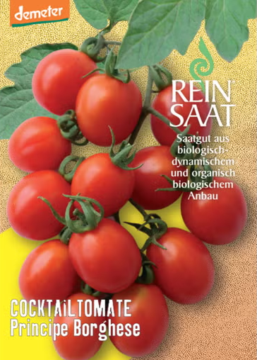 Eine Traube reifer roter Cocktailtomaten von Reinsaat | Tomate 'Principe Borghese' hängt an einem grünen Stiel. Auf der Verpackung sind Demeter- und Reinsaat-Logos abgebildet, mit deutschen Informationen zu Bio-Saatgut und Topfkultur.