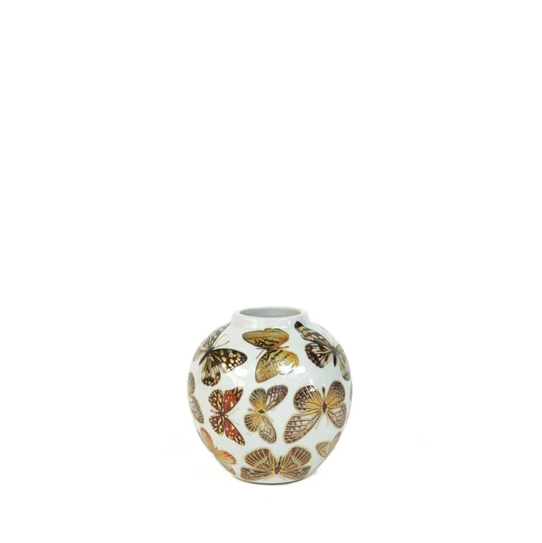 Die Des Pots Porzellan Vase mit Schmetterlingen (H 11 Ø 11) von Des Pots ist rund, handgefertigt und zeigt bunte Deko-Schmetterlinge in Gold-, Orange- und Brauntönen vor weißem Hintergrund.