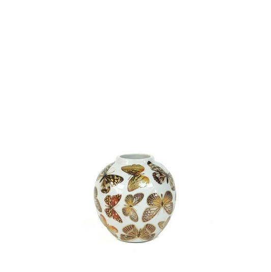 Die Des Pots Porzellan Vase mit Schmetterlingen (H 11 Ø 11) von Des Pots ist rund, handgefertigt und zeigt bunte Deko-Schmetterlinge in Gold-, Orange- und Brauntönen vor weißem Hintergrund.