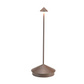 Die Zafferano | Pina 'Corten' Tischleuchte ist eine moderne, minimalistische kabellose Leuchte mit konischem Sockel und schlankem Stiel, die weiches Licht spendet - eine elegante kabellose Akku Leuchte von Zafferano für jeden Raum.