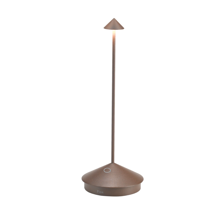 Die Zafferano | Pina 'Corten' Tischleuchte ist eine moderne, minimalistische kabellose Leuchte mit konischem Sockel und schlankem Stiel, die weiches Licht spendet - eine elegante kabellose Akku Leuchte von Zafferano für jeden Raum.