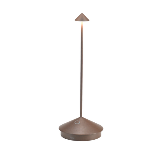 Die Zafferano | Pina 'Corten' Tischleuchte ist eine moderne, minimalistische kabellose Leuchte mit konischem Sockel und schlankem Stiel, die weiches Licht spendet - eine elegante kabellose Akku Leuchte von Zafferano für jeden Raum.