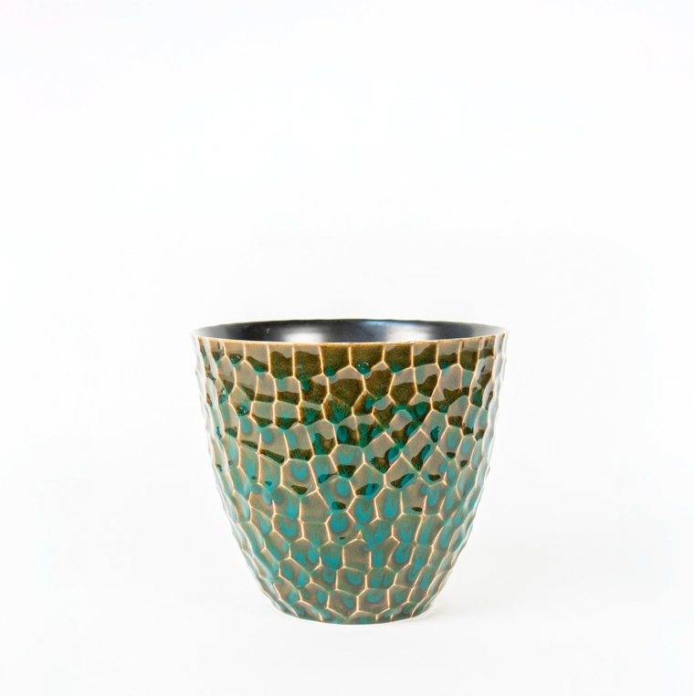 Die Des Pots Porzellanvase hat eine reaktive türkisfarbene Glasur und ein strukturiertes Wabenmuster in Grün- und Brauntönen. Sie ist handgedreht und misst H 18 cm, Ø 20 cm, abgebildet auf einem schlichten weißen Hintergrund.