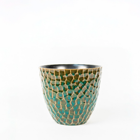 Die Des Pots Porzellanvase hat eine reaktive türkisfarbene Glasur und ein strukturiertes Wabenmuster in Grün- und Brauntönen. Sie ist handgedreht und misst H 18 cm, Ø 20 cm, abgebildet auf einem schlichten weißen Hintergrund.