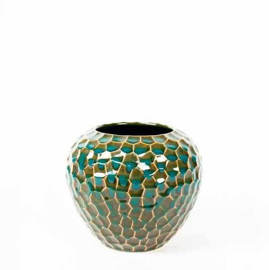 Die Des Pots abgerundete Porzellan Vase (H 18 cm, Ø 20 cm) besticht durch reaktive Glasur in Türkis mit einzigartiger Struktur - ein stilvolles Designstück der Marke Des Pots vor weißem Hintergrund.
