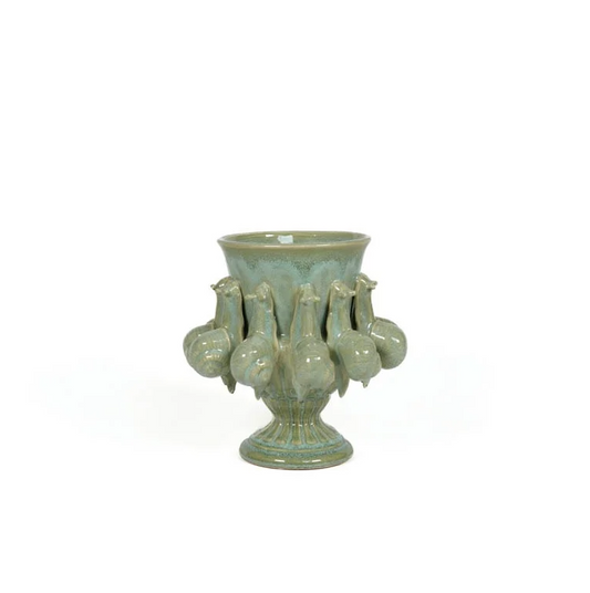 Die Vase Des Pots | Vase mit Schneckenmotiv aus Steingut H 18 Ø 18 ist eine grünliche Steingutvase mit ausgestelltem Rand und umlaufenden Schneckenmotiven, die auf einem kurzen Sockel steht.