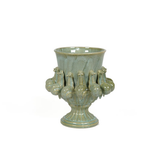 Die Des Pots | Vase mit Schneckenmotiv aus Steingut H 24 Ø 22 von Des Pots zeichnet sich durch ein skulpturales Schneckenmotiv und einen ausgestellten Rand aus, was sie zu einem einzigartigen dekorativen Vasenstück macht.