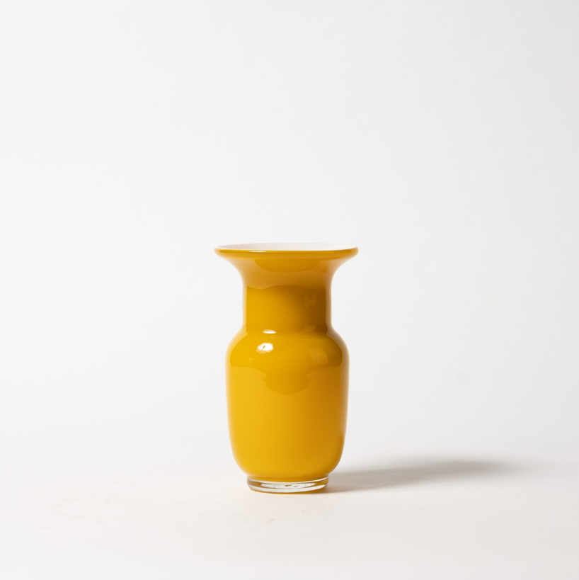 Die Des Pots Gelbe Vase aus Glas in Kelchform (H 18 cm, Ø 11 cm) mit glänzender Oberfläche und breitem Rand steht auf einem schlichten weißen Hintergrund.