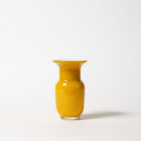 Die Des Pots Gelbe Vase aus Glas in Kelchform (H 18 cm, Ø 11 cm) mit glänzender Oberfläche und breitem Rand steht auf einem schlichten weißen Hintergrund.