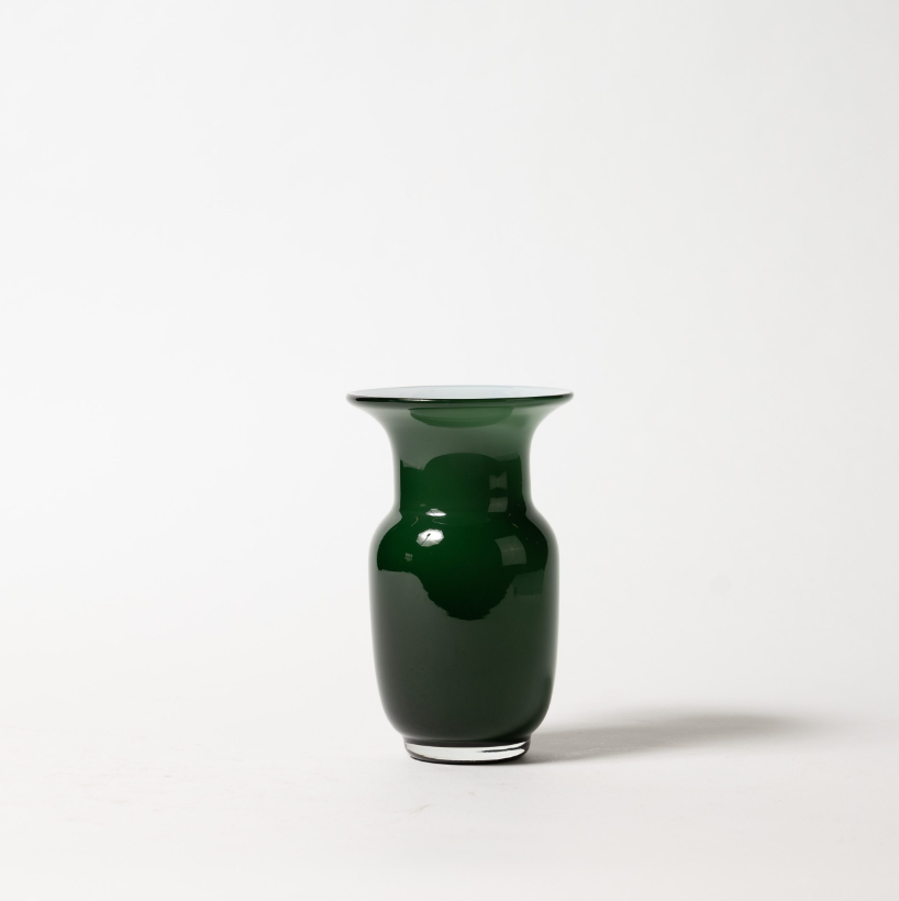 Die Des Pots | Grün Vase aus Glas in Kelchform (H 18 cm, Ø 11 cm) von Des Pots hat einen glänzend dunkelgrünen, breit ausgestellten Rand und einen abgerundeten Körper. Sie steht auf einem schlichten weißen Hintergrund, der einen weichen Schatten nach rechts wirft.