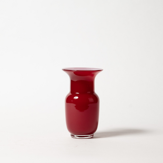 Die Des Pots Rote Vase aus Glas in Kelchform (H 18 cm, Ø 11 cm) besteht aus glänzendem, rotem, mundgeblasenem Glas mit breitem, ausgestelltem Rand und schmalem Fuß, der vor einem schlichten weißen Hintergrund steht.