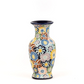 Die Des Pots Bunte Vase aus Keramik (H 20, T 10) hat einen ausgestellten Rand und ein lebhaftes Blumenmuster in Blau, Gelb, Braun und Grün auf weißem Grund.