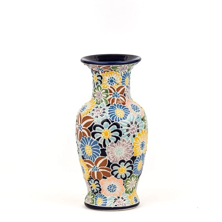 Die Des Pots Bunte Vase aus Keramik (H 20, T 10) hat einen ausgestellten Rand und ein lebhaftes Blumenmuster in Blau, Gelb, Braun und Grün auf weißem Grund.