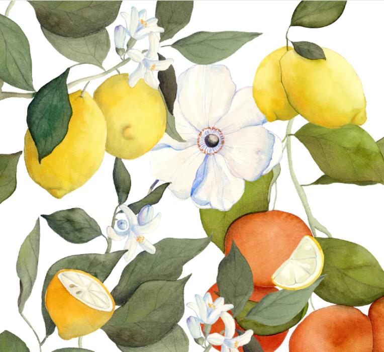 Aquarellillustration von ganzen und aufgeschnittenen Zitronen, Orangen, grünen Blättern und weißen Blüten, inspiriert von Napking | Tablett 'Amalfi' 46 x 36 cm, mit einer großen zentralen Blüte auf einem klaren weißen Hintergrund. Marke: Napking.
