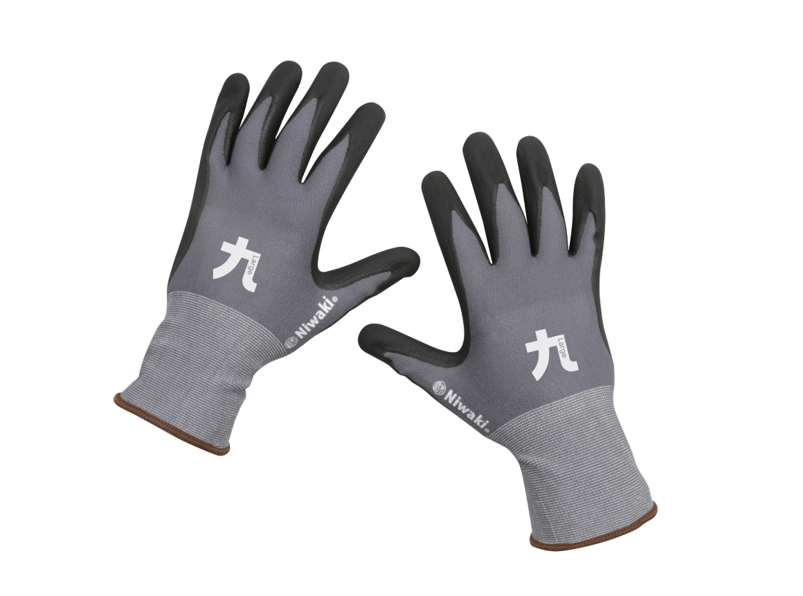 Ein Paar Niwaki | Hochwertige Gartenhandschuhe M - XL in grau und schwarz mit weißem Text und Symbolen auf der Rückseite, mit der Handfläche nach unten auf weißem Hintergrund.
