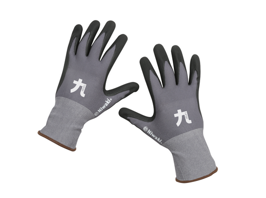 Ein Paar Niwaki | Hochwertige Gartenhandschuhe M - XL in grau und schwarz mit weißem Text und Symbolen auf der Rückseite, mit der Handfläche nach unten auf weißem Hintergrund.