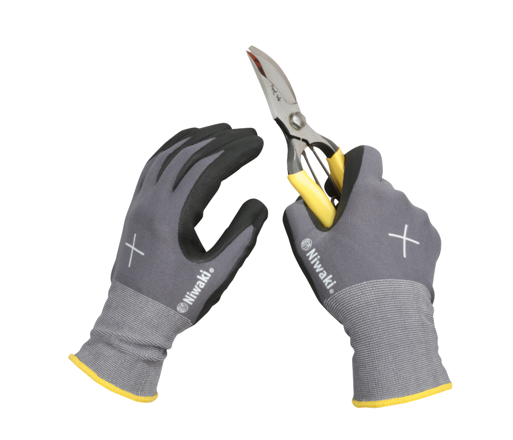 Ein Paar Hände mit Niwaki | Hochwertige Gartenhandschuhe M - XL hält eine Baumschere mit gelbem Griff vor einem weißen Hintergrund. Die grau-schwarzen Handschuhe mit weißen X-Markierungen sind perfekt für präzise Gartenarbeiten. Marke: Niwaki.