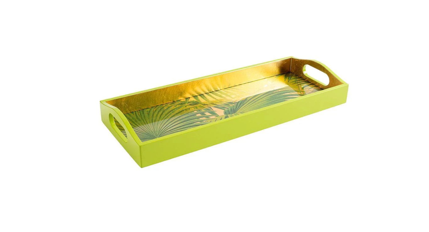 Auf weißem Hintergrund ist ein rechteckiges, limettengrünes Tablett mit Henkeln und einer glänzend goldenen Innenseite zu sehen, die mit einem auffälligen Palmwedel-Motiv verziert ist. Dieses handgefertigte Caspari-Tablett „Gold Palm Fronds“ (Lack, 50,8 × 20,3 cm) verleiht jeder Umgebung tropischen Charme und eleganten Stil.