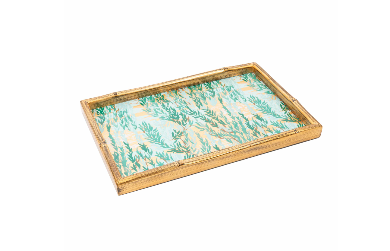 Das Caspari-Tablett „Green Willows“ (24,9 x 22,9 cm) ist ein rechteckiges, handgefertigtes Holztablett mit Bambusrand und einer Unterseite, die mit einem grünen Blattmuster auf hellem Hintergrund verziert ist und vor einem weißen Hintergrund präsentiert wird.